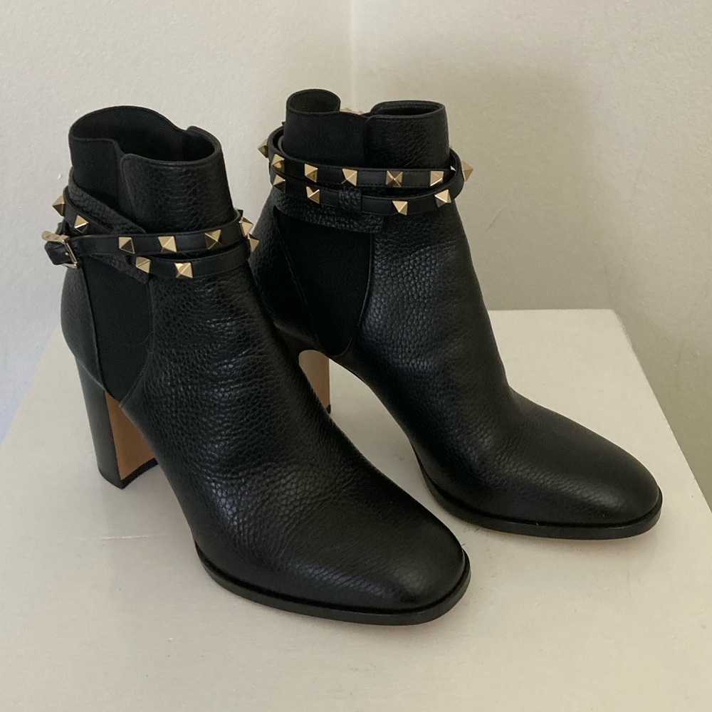 Valentino ROCKSTUD GRAINY CALFSKIN ANKLE BOOT - only worn once